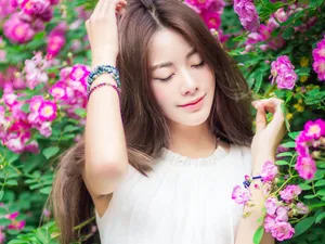 花丛妩媚美女图片壁纸_5