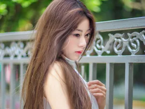 花丛妩媚美女图片壁纸_6
