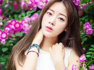 花丛妩媚美女图片壁纸_7