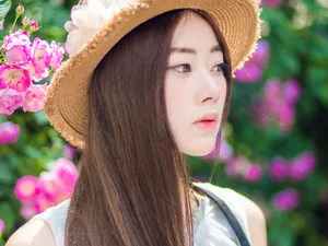 花丛妩媚美女图片壁纸_8