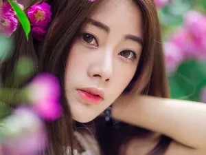 花丛妩媚美女图片壁纸_9