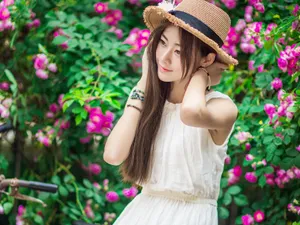花丛妩媚美女图片壁纸_10
