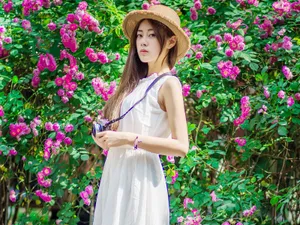 花丛妩媚美女图片壁纸_11