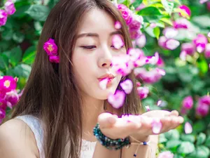 花丛妩媚美女图片壁纸_12