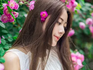 花丛妩媚美女图片壁纸_13