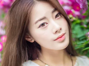 花丛妩媚美女图片壁纸_14