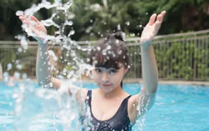 柳侑绮美女戏水图片_3