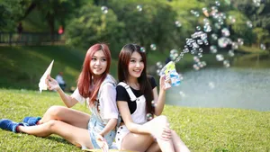 甜美双胞胎姐妹花_6