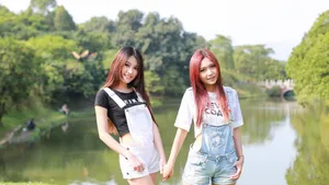 甜美双胞胎姐妹花_8