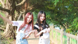 甜美双胞胎姐妹花_11