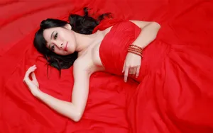 红色裙子美女图片_2