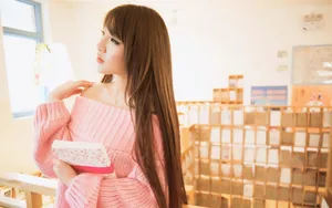 粉色系美女桌面壁纸