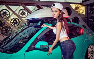 性感美女车模伊彦写真壁纸_9