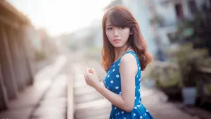 皮肤白皙连衣裙美女壁纸