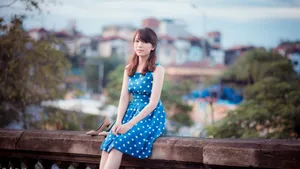 皮肤白皙连衣裙美女壁纸_2