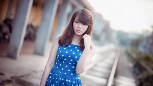 皮肤白皙连衣裙美女壁纸_3