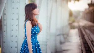 皮肤白皙连衣裙美女壁纸_4