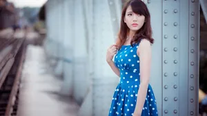 皮肤白皙连衣裙美女壁纸_5
