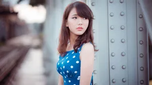 皮肤白皙连衣裙美女壁纸_6