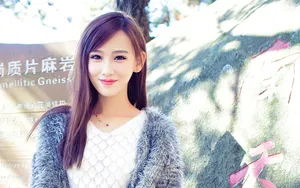 户外旅游美女写真壁纸_3