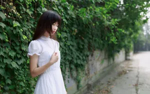 白裙子少女桌面壁纸_4