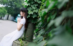 白裙子少女桌面壁纸_5