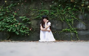 白裙子少女桌面壁纸_8
