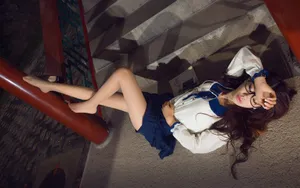 戴眼睛的美腿学生妹图片_4