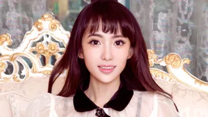 粉色刘芷微卖萌图片壁纸_3