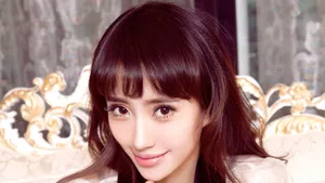 粉色刘芷微卖萌图片壁纸_4