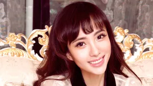 粉色刘芷微卖萌图片壁纸_7