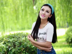 长发及腰美女桌面壁纸