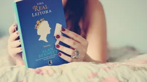 阅读书籍的美女图片_3