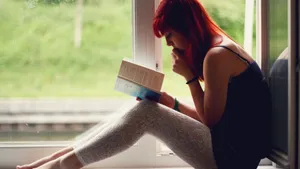 阅读书籍的美女图片_4