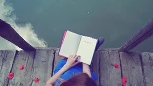 阅读书籍的美女图片_10