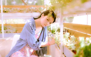 黄色清新美女写真图片