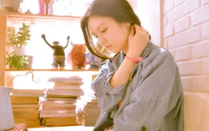 黄色清新美女写真图片_4