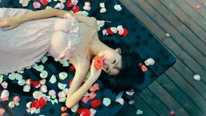 清新花瓣美女壁纸_2