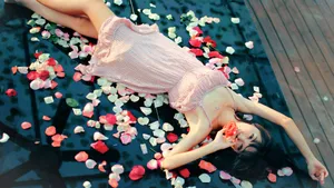 清新花瓣美女壁纸_3