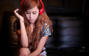 水灵灵的音乐美女壁纸_11