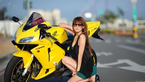 机车美女高清桌面壁纸_3