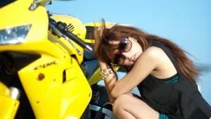 机车美女高清桌面壁纸_5
