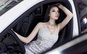 优雅女神保时捷卡宴壁纸_9
