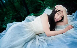 唯美森林美女写真壁纸