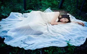 唯美森林美女写真壁纸_1
