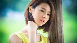 水嫩短发美女桌面壁纸_2