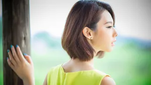 水嫩短发美女桌面壁纸_5
