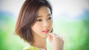 水嫩短发美女桌面壁纸_6