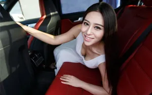奔驰C63 AMG美女车模壁纸