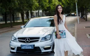 奔驰C63 AMG美女车模壁纸_4